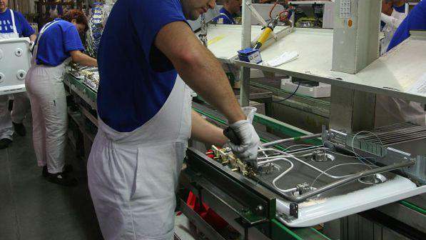 CALA LA PRODUZIONE INDUSTRIALE IN ITALIA